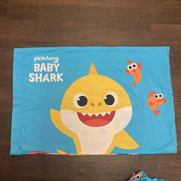 Baby Shark Twin Sheet Set - Perfect for Little Fans! - Picture 3 of 3